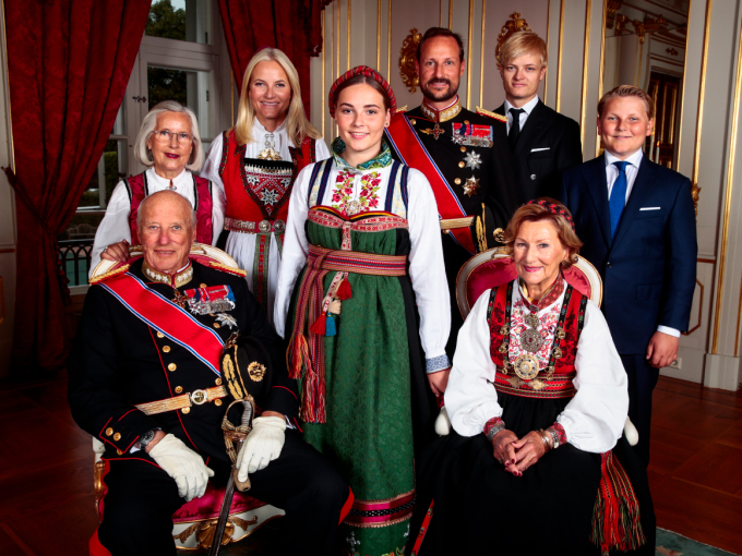 The Princess surrounded by her family. Photo: Lise Åserud, NTB scanpix